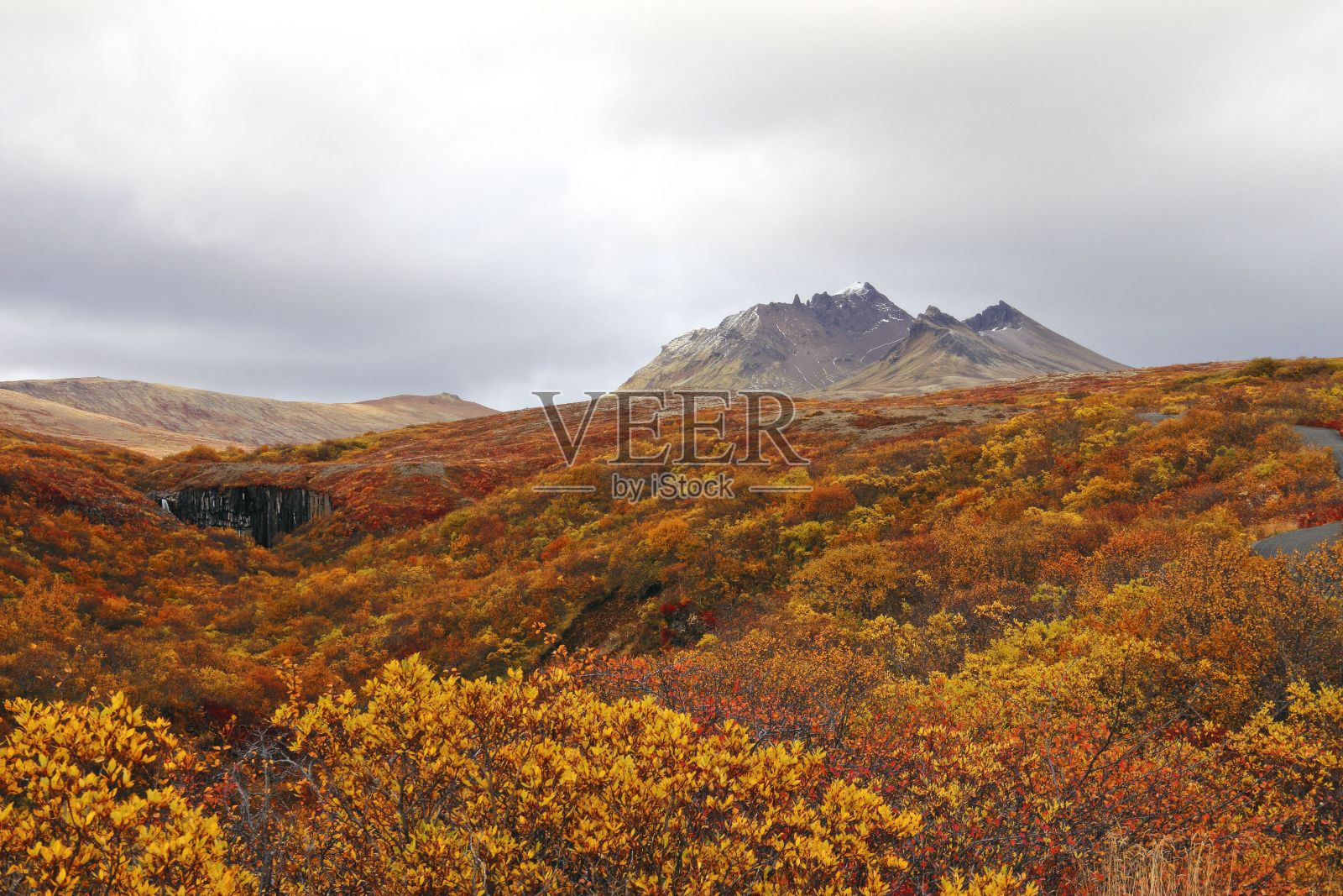 秋天冰岛美丽的山景照片摄影图片