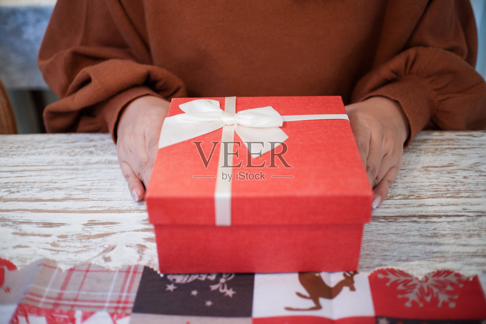 女人手捧红色礼品盒照片摄影图片