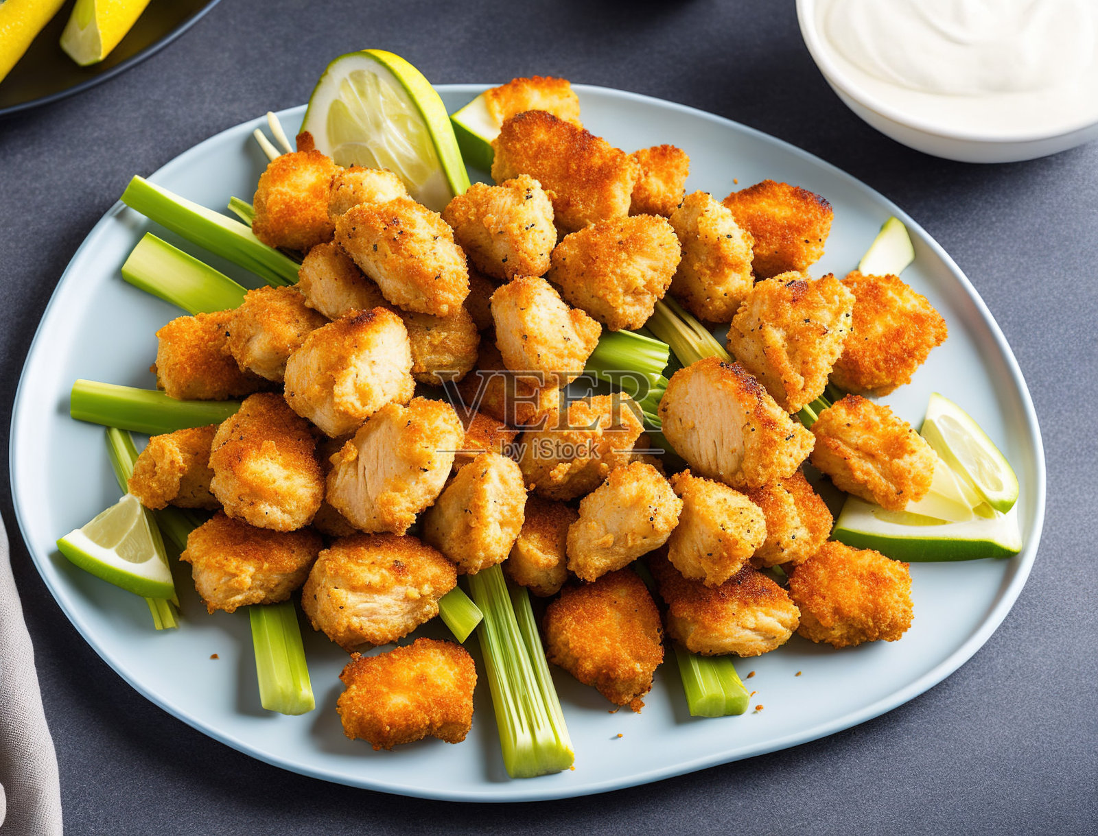 一盘美味的鲜去骨鸡，大腿片照片摄影图片