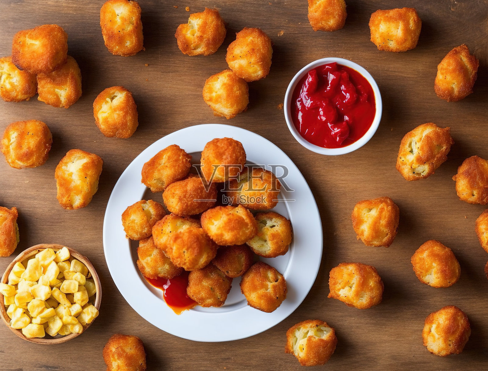 一盘美味的鲜去骨鸡，大腿片照片摄影图片