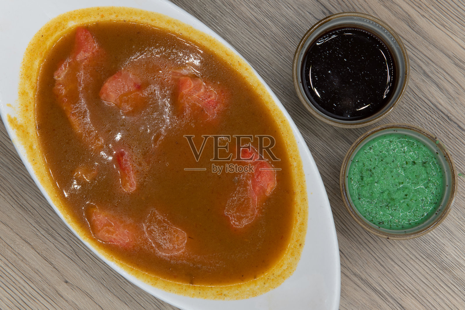 加了点香料的印度菜。照片摄影图片