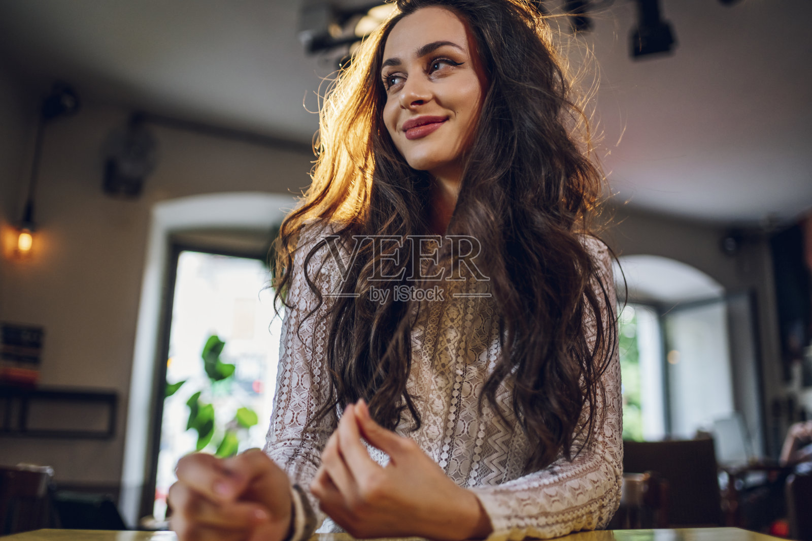 一个美丽的年轻女子在咖啡馆摆姿势的肖像照片摄影图片