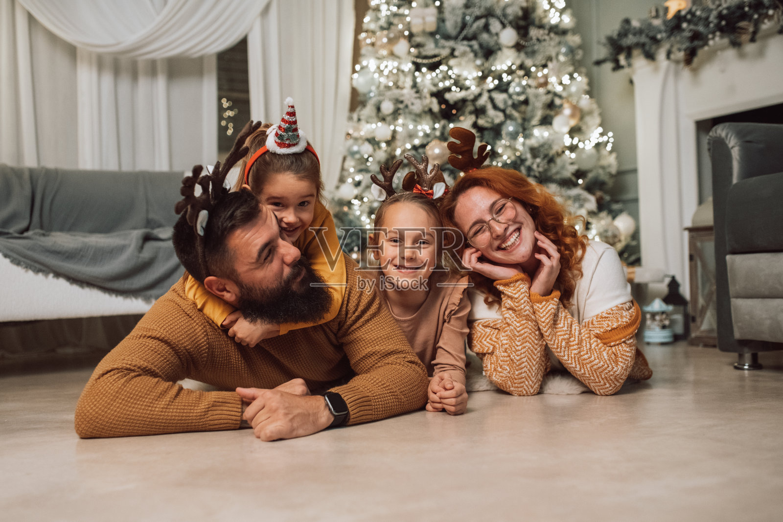 一个可爱的家庭庆祝圣诞节的肖像照片摄影图片