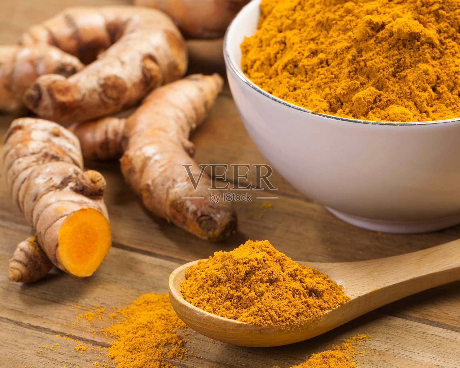 木桌上放新鲜的姜黄根照片摄影图片
