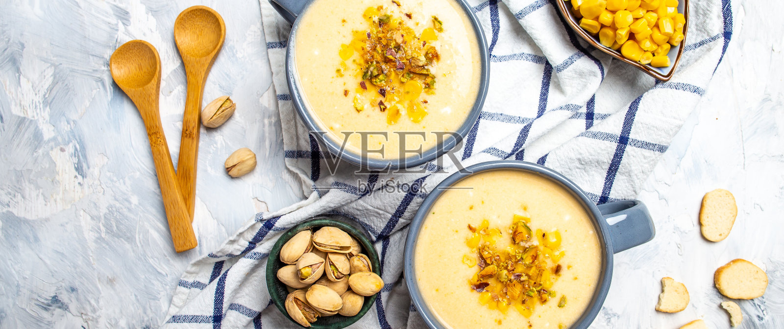 玉米汤，素食。传统的秋季玉米汤。服务玉米棒，烤开心果和面包丁，餐厅菜单，节食，食谱，顶部视图照片摄影图片