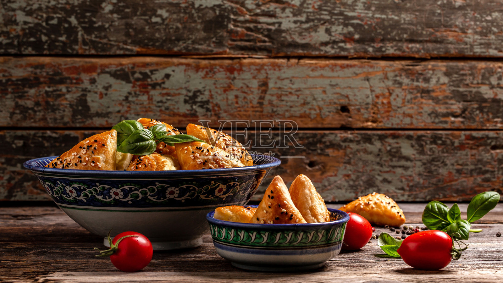 萨姆沙，萨姆沙肉馅馅饼，东方风格。乌兹别克国菜萨莫萨。照片摄影图片