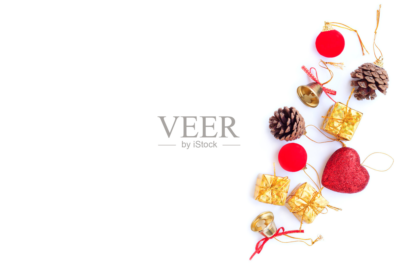 圣诞和新年装饰，礼盒，松果，红色闪光心，金钟和红色装饰圣诞球在白色背景照片摄影图片