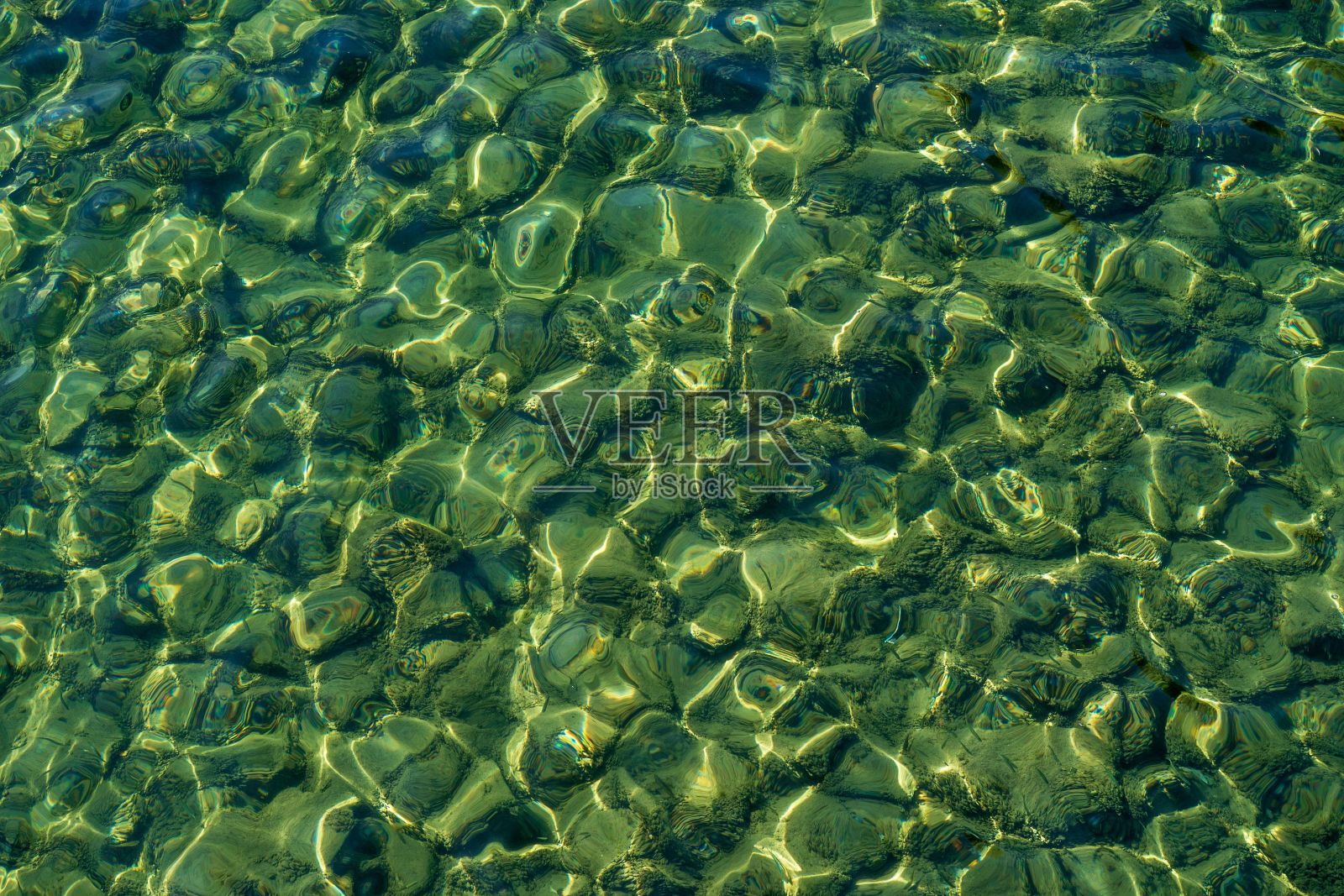 近距离水面上的岩石照片摄影图片