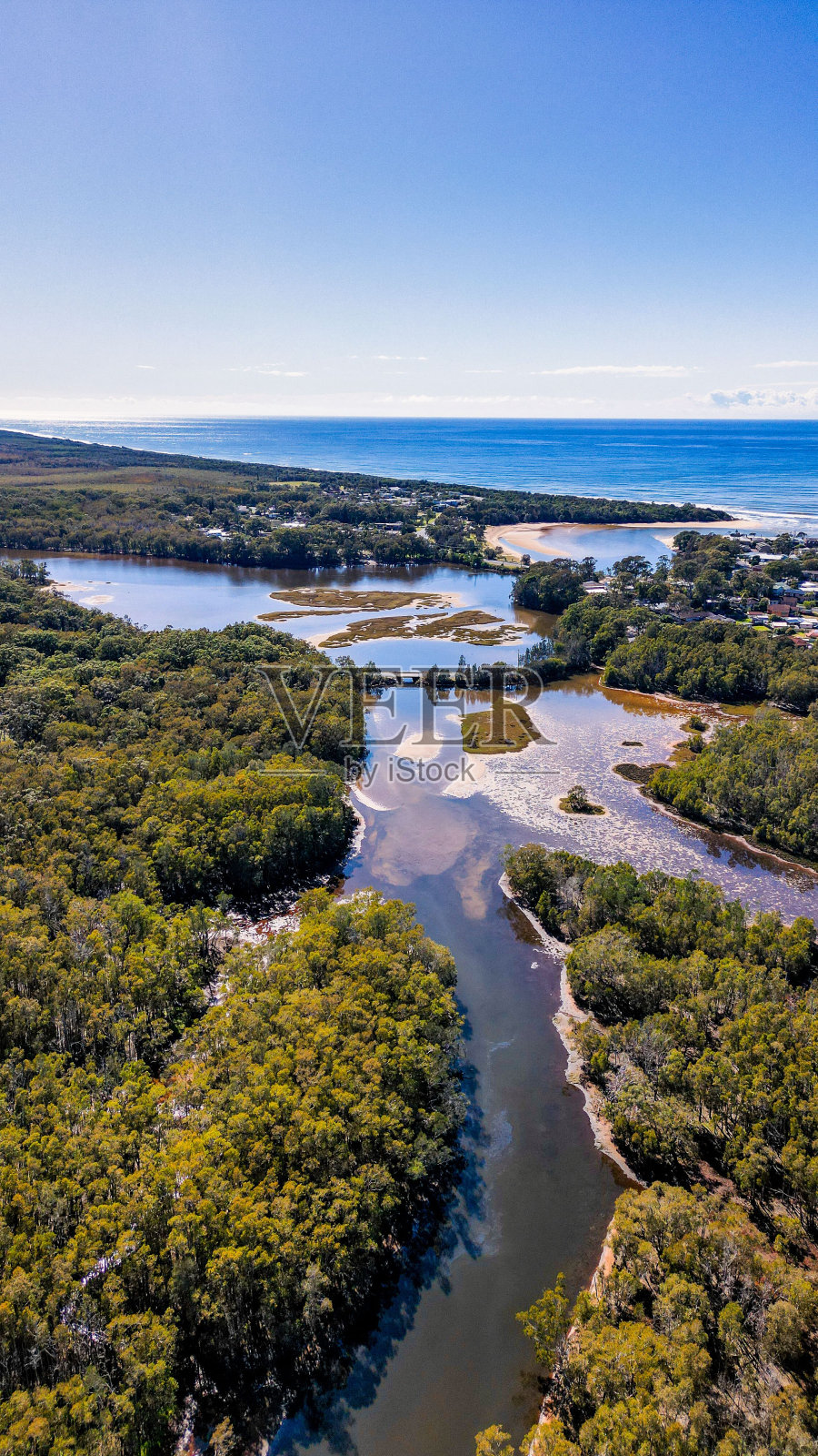 澳大利亚凯西湖的垂直鸟瞰图，背景是蓝天照片摄影图片
