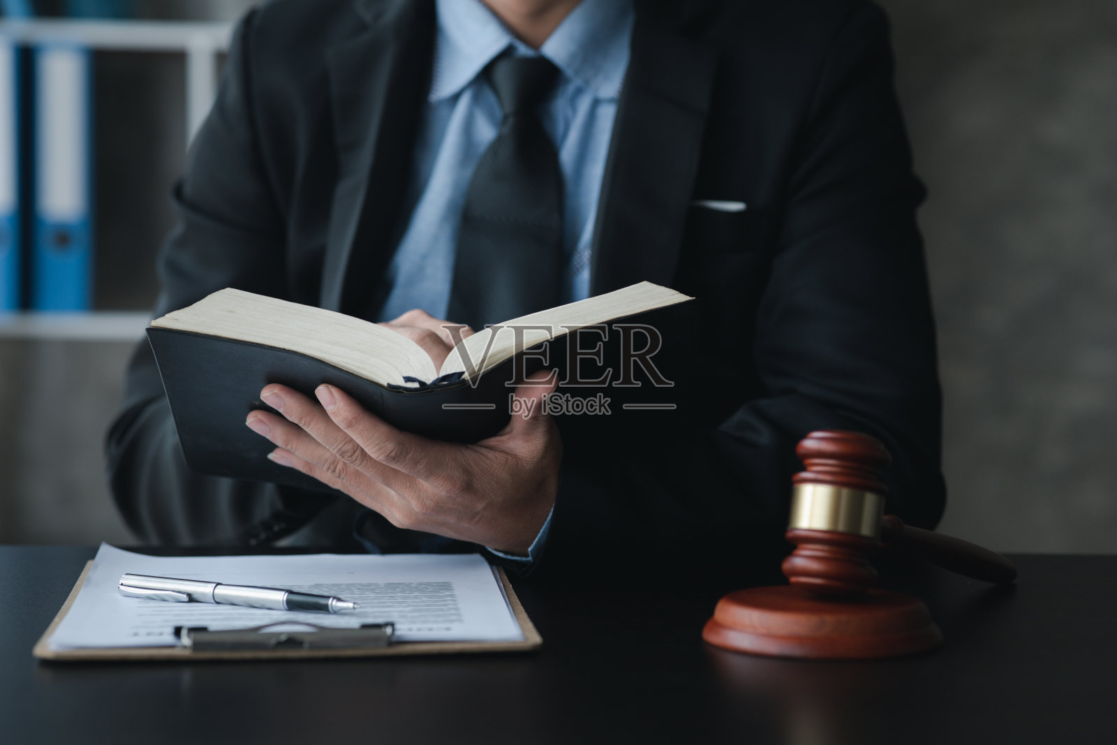 律师向客户证明案情，提供案件咨询，提供法律救济，维护法律和公正，以透明的方式进行，律师在法庭上为案件辩护。照片摄影图片