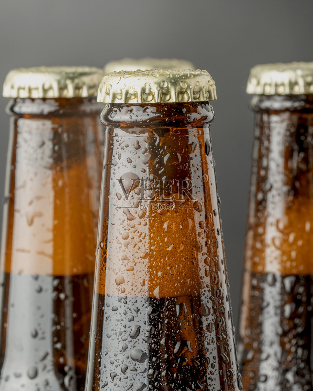 棕色瓶子里的啤酒照片摄影图片