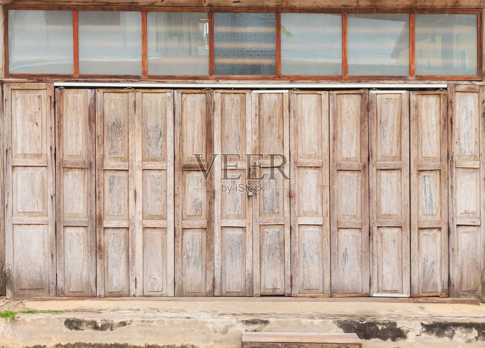 旧木门，古董门，复古风格的门，目前是关闭的。照片摄影图片