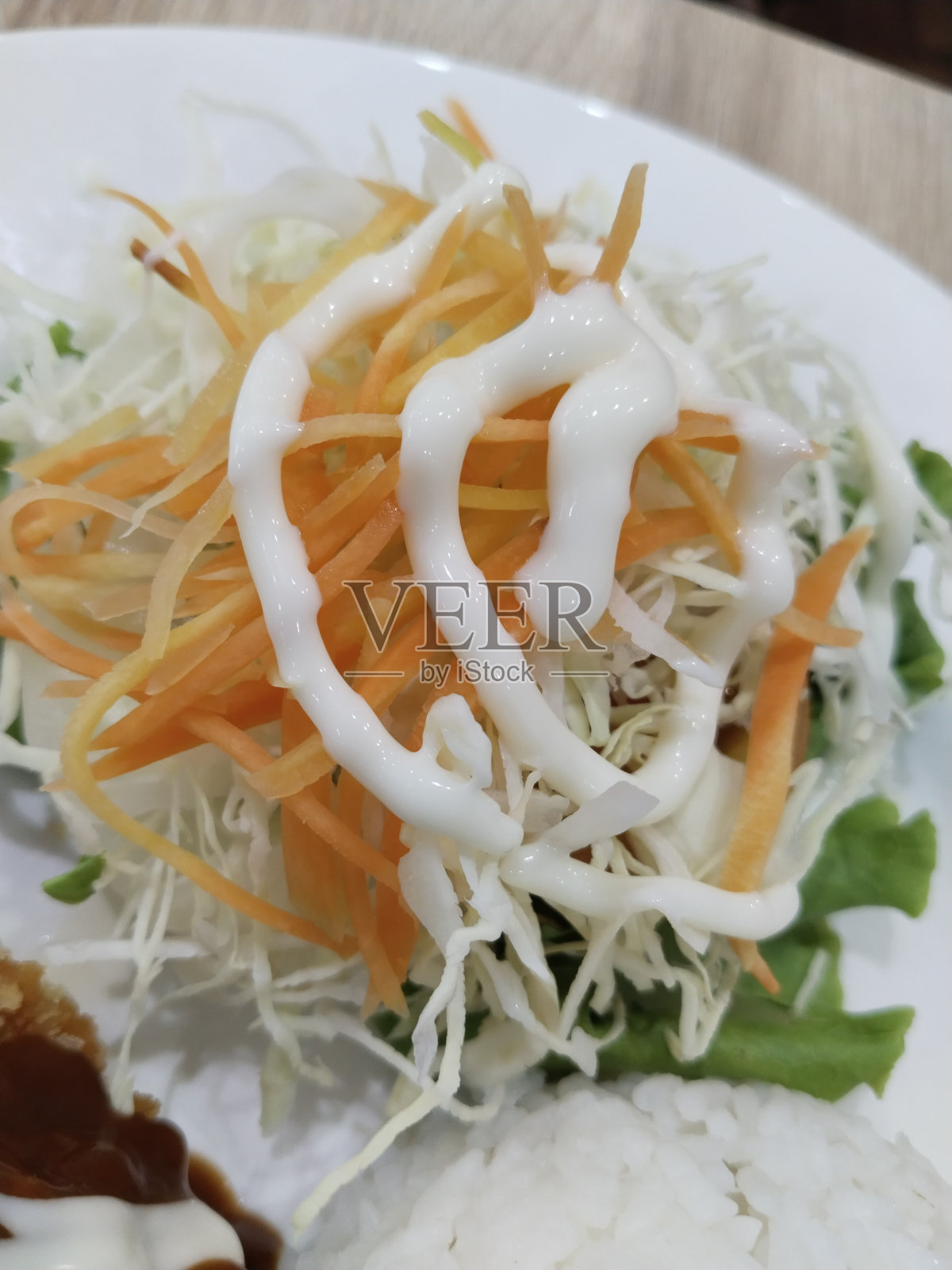 新鲜的绿色蔬菜切成薄片，上面撒上蛋黄酱照片摄影图片