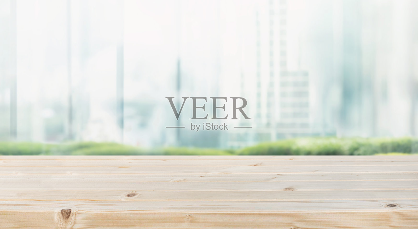 有选择性的重点。木桌子的顶部与窗户玻璃和城市景观背景照片摄影图片