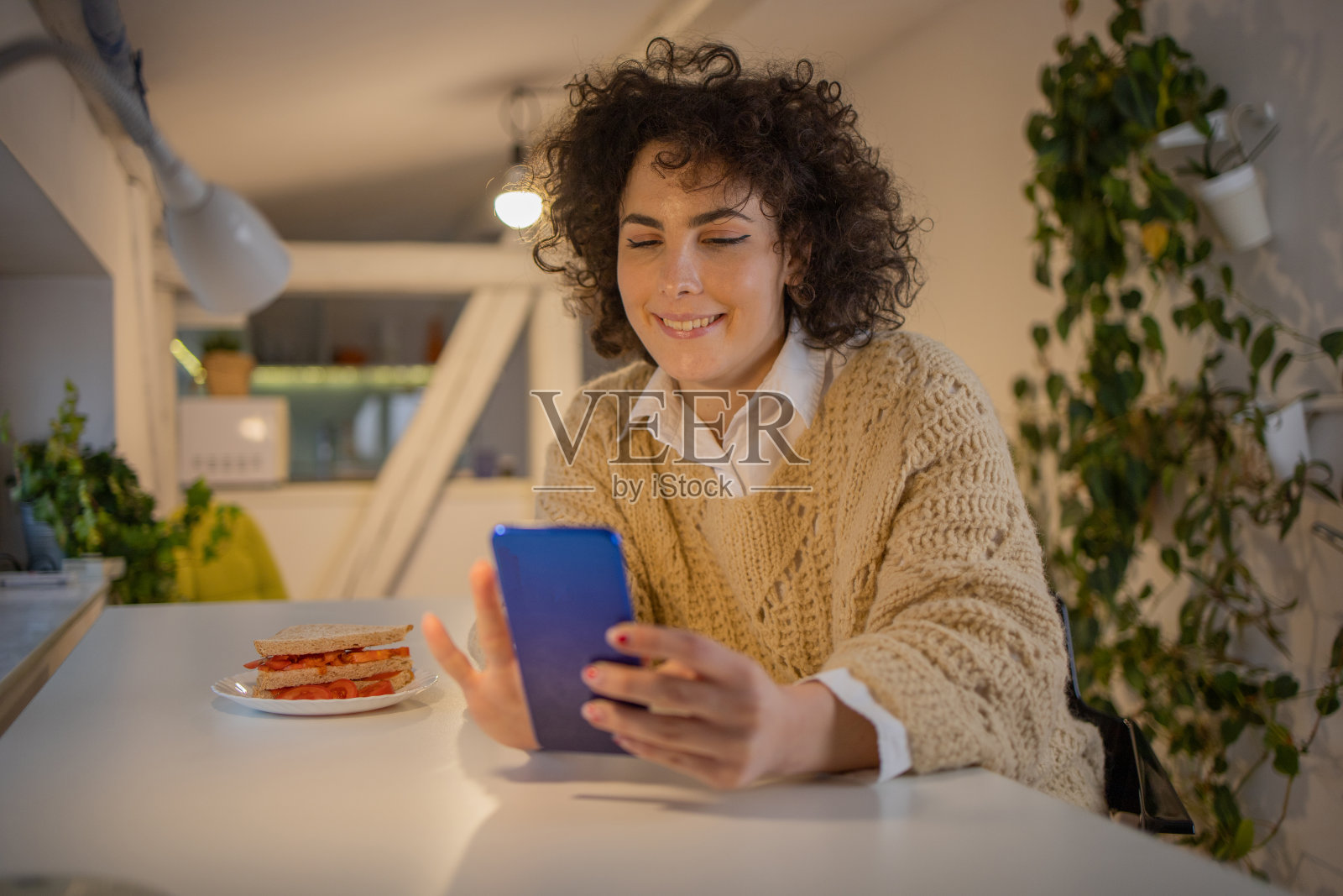 女子使用智能手机照片摄影图片