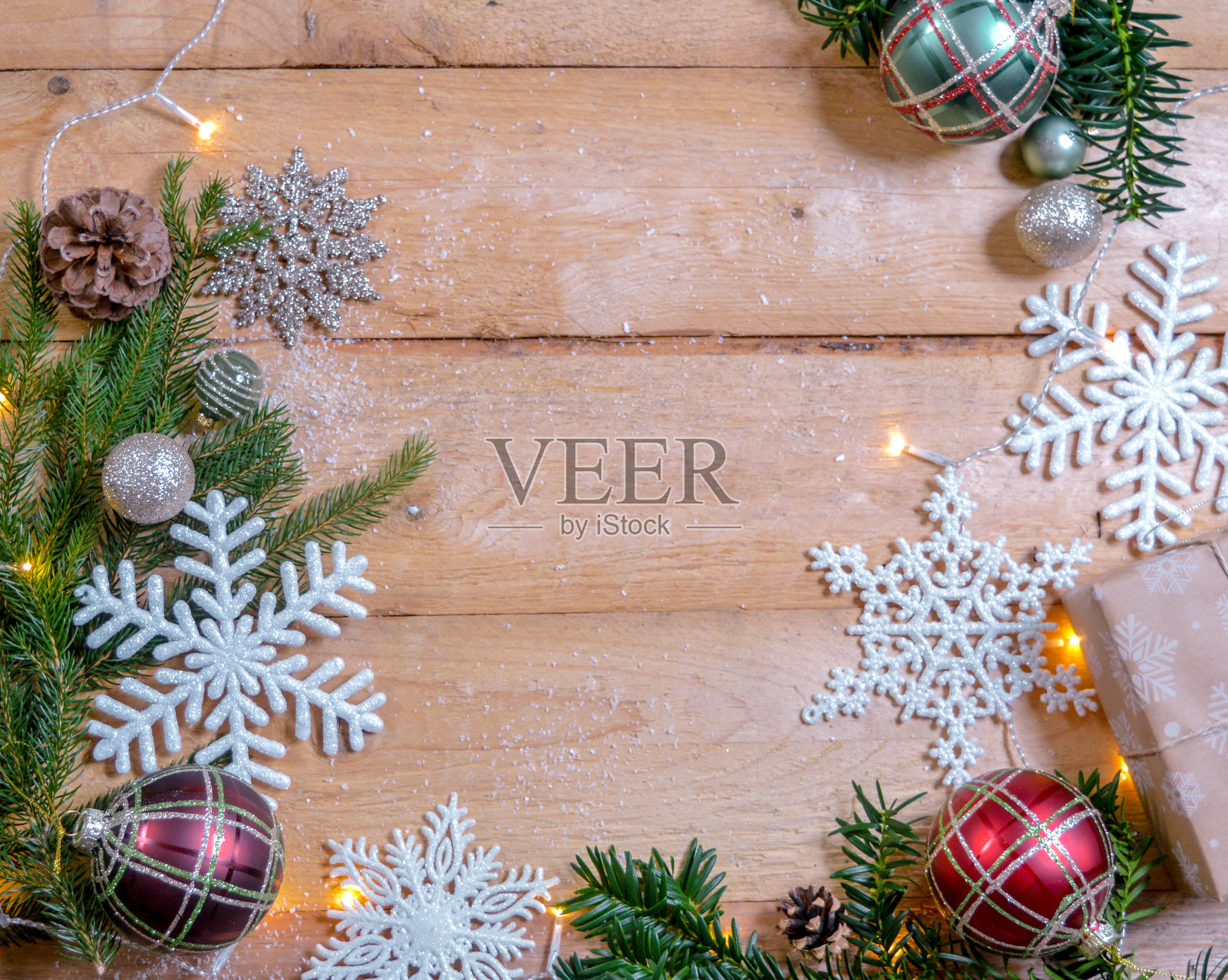 圣诞礼物，雪花饰品，冷杉树枝和圣诞球在木制地面与文字空间照片摄影图片