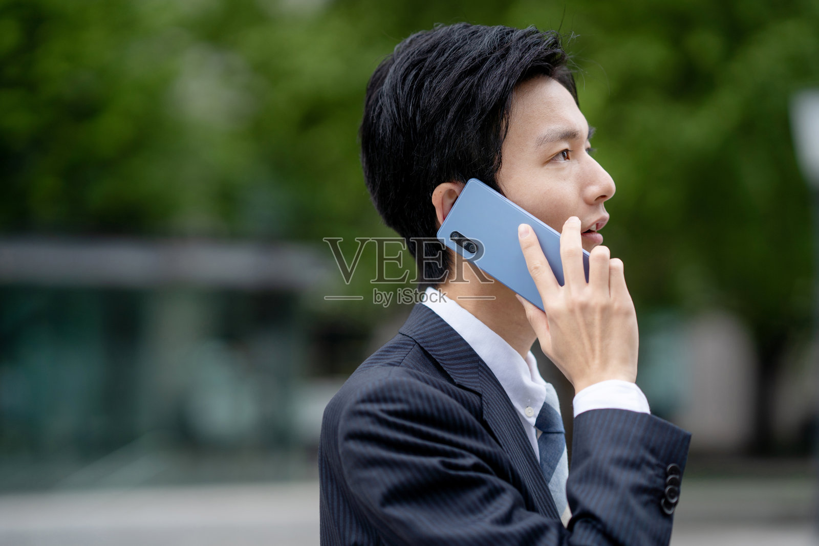 商人在商业区打电话照片摄影图片