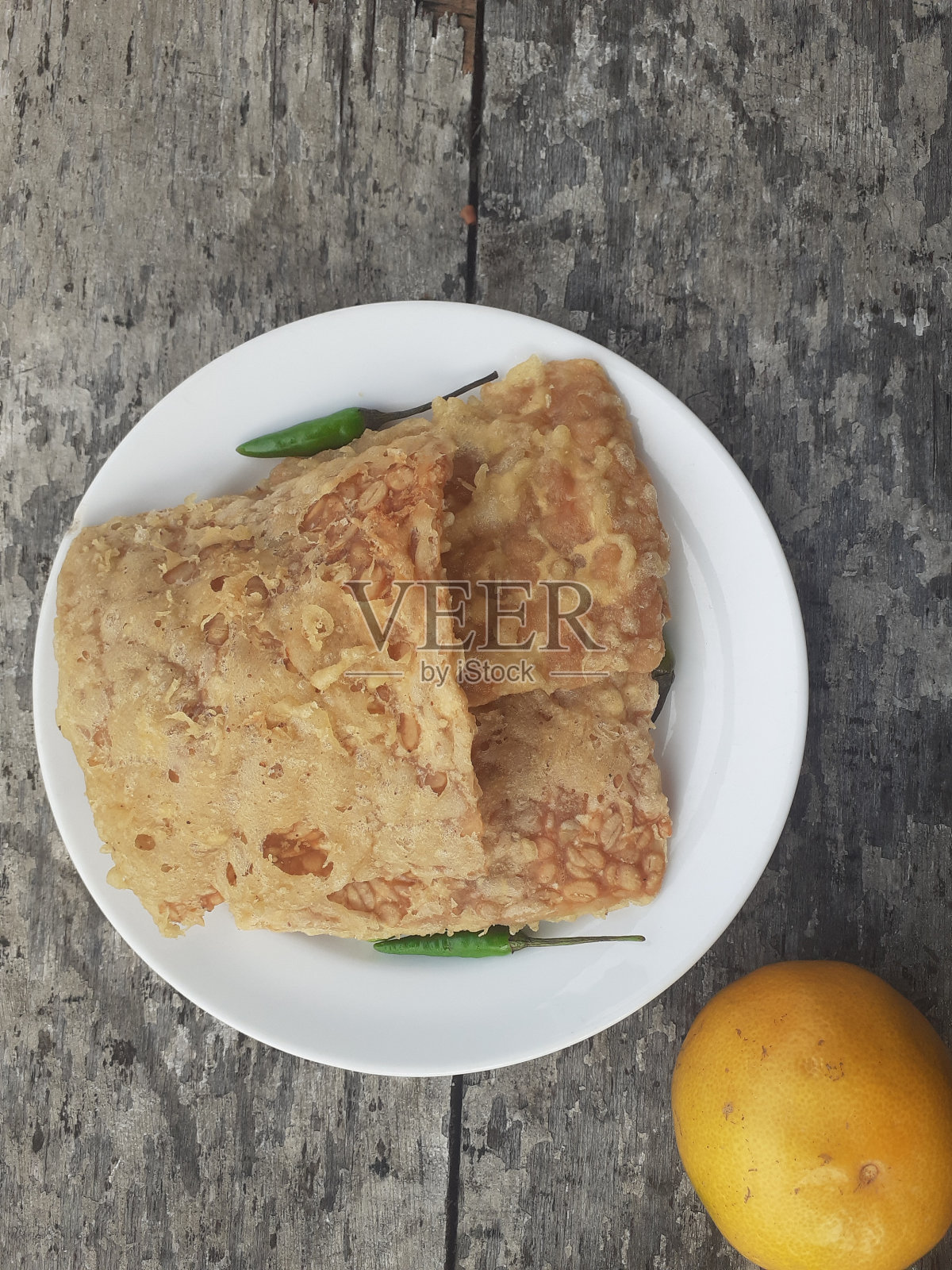 近距离油炸豆豉脆盘照片摄影图片