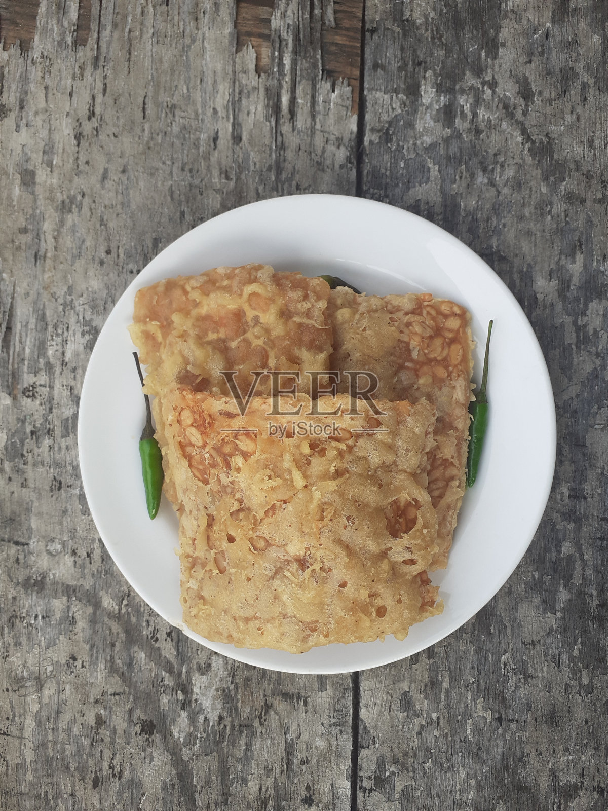 近距离观察盘子里的炸豆豉照片摄影图片