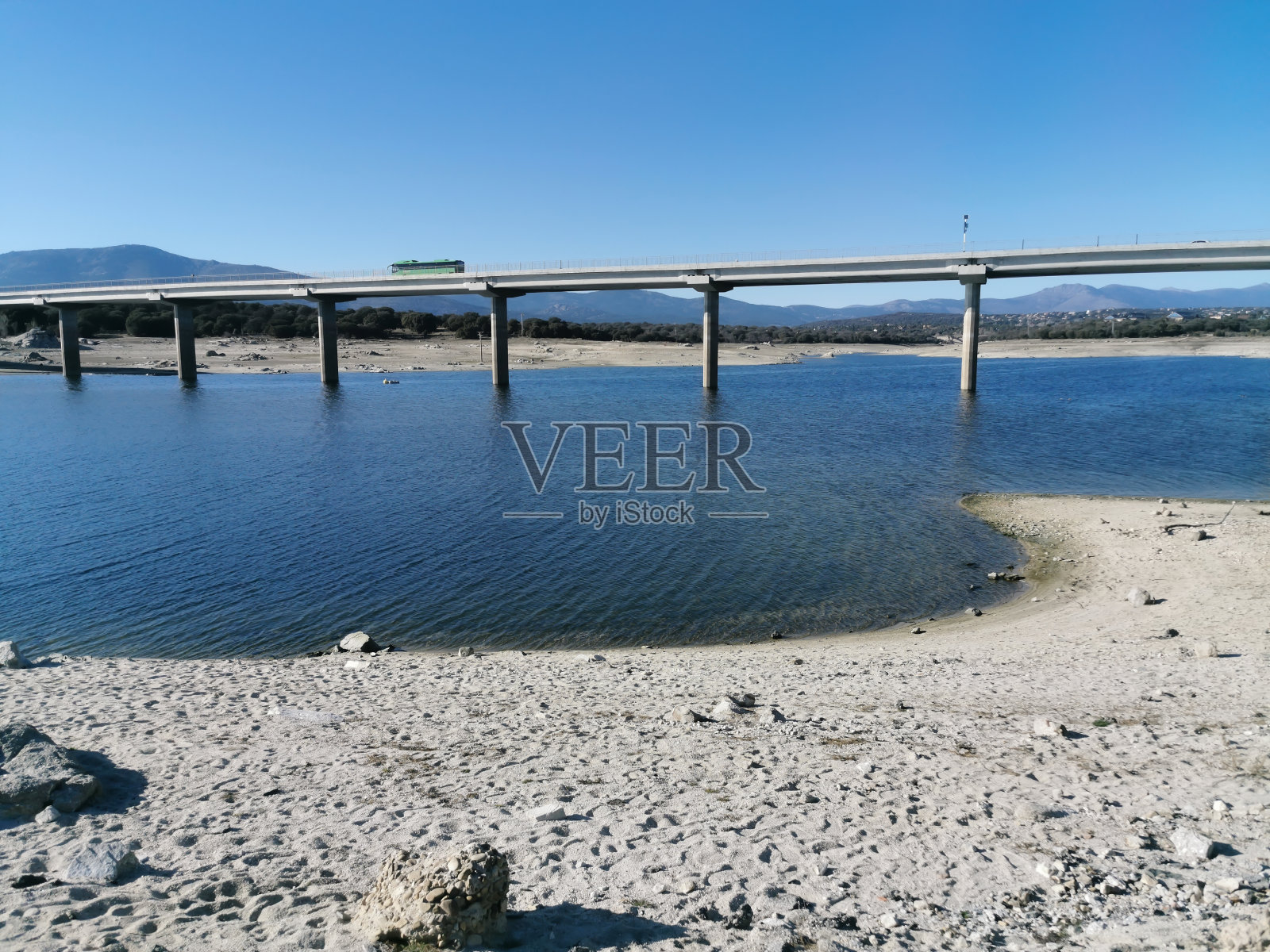 一座河上的大桥照片摄影图片