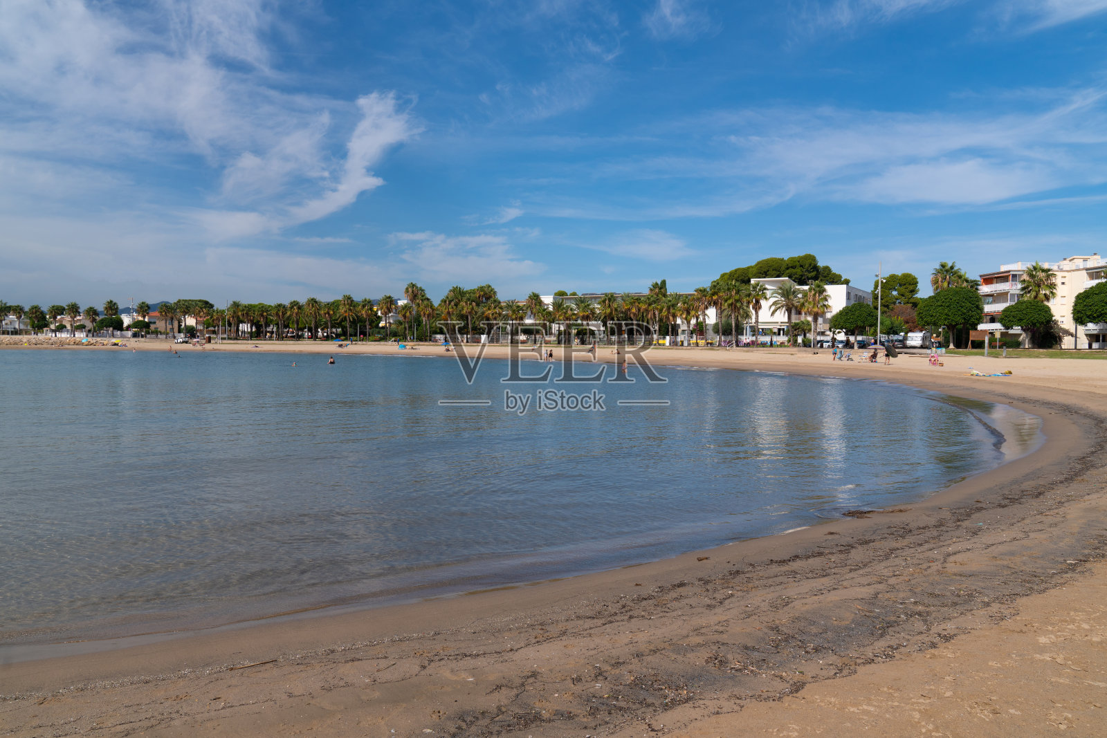 西班牙加泰罗尼亚多拉达海岸的卡姆布里尔斯海滩照片摄影图片