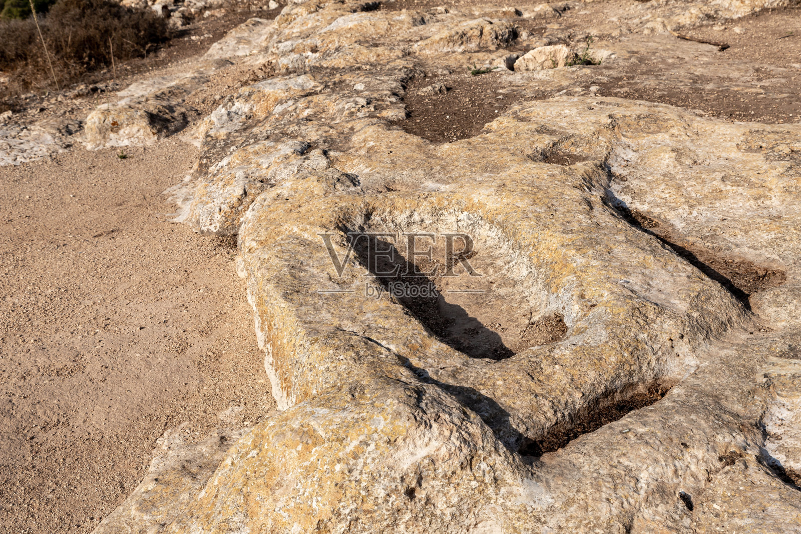 以色列北部约德法特国家公园，原始人居住的洞穴附近的石壁龛，用于满足家庭需求照片摄影图片