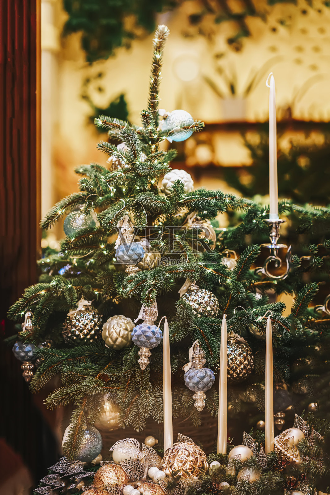 圣诞冷杉，家庭装饰，烛台，闪亮的球，锥。抽象的节日冬季背景照片摄影图片