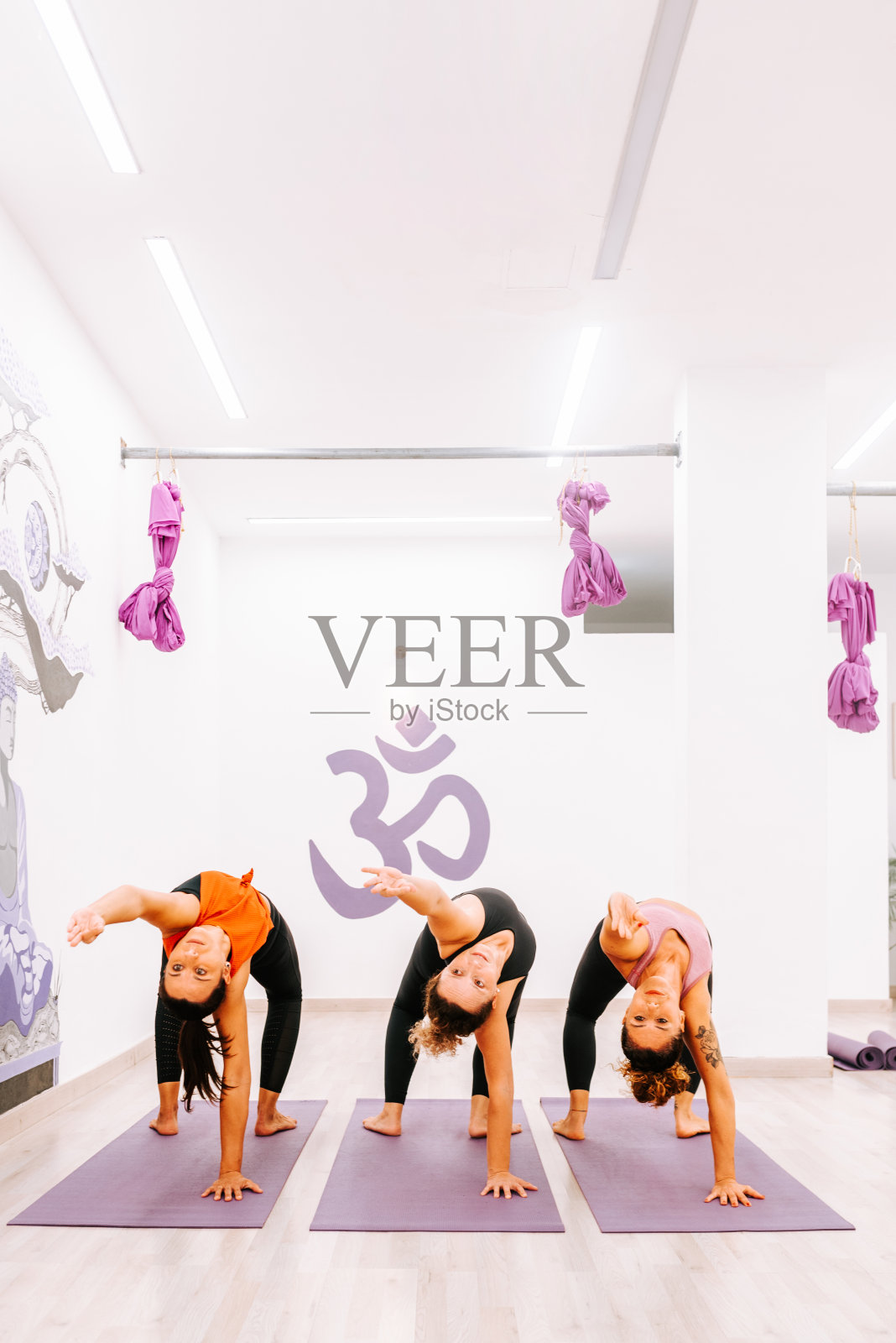 人们在瑜伽房里练习瑜伽照片摄影图片