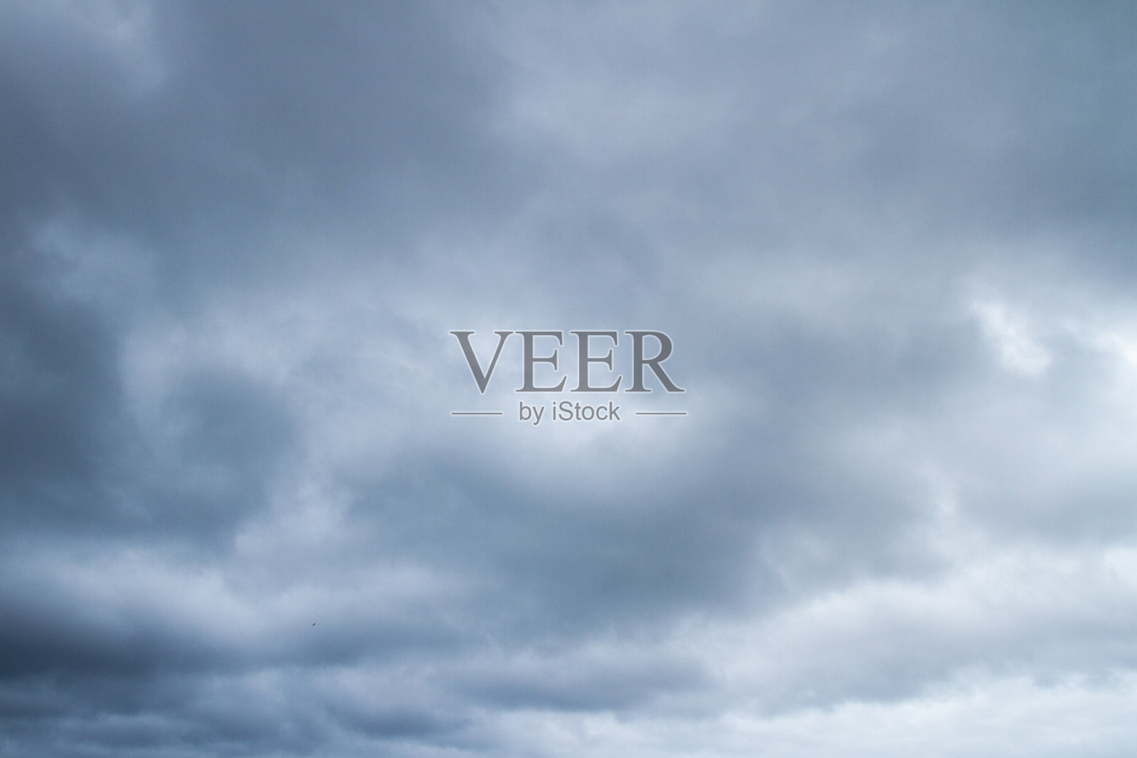 天空中乌云密布照片摄影图片