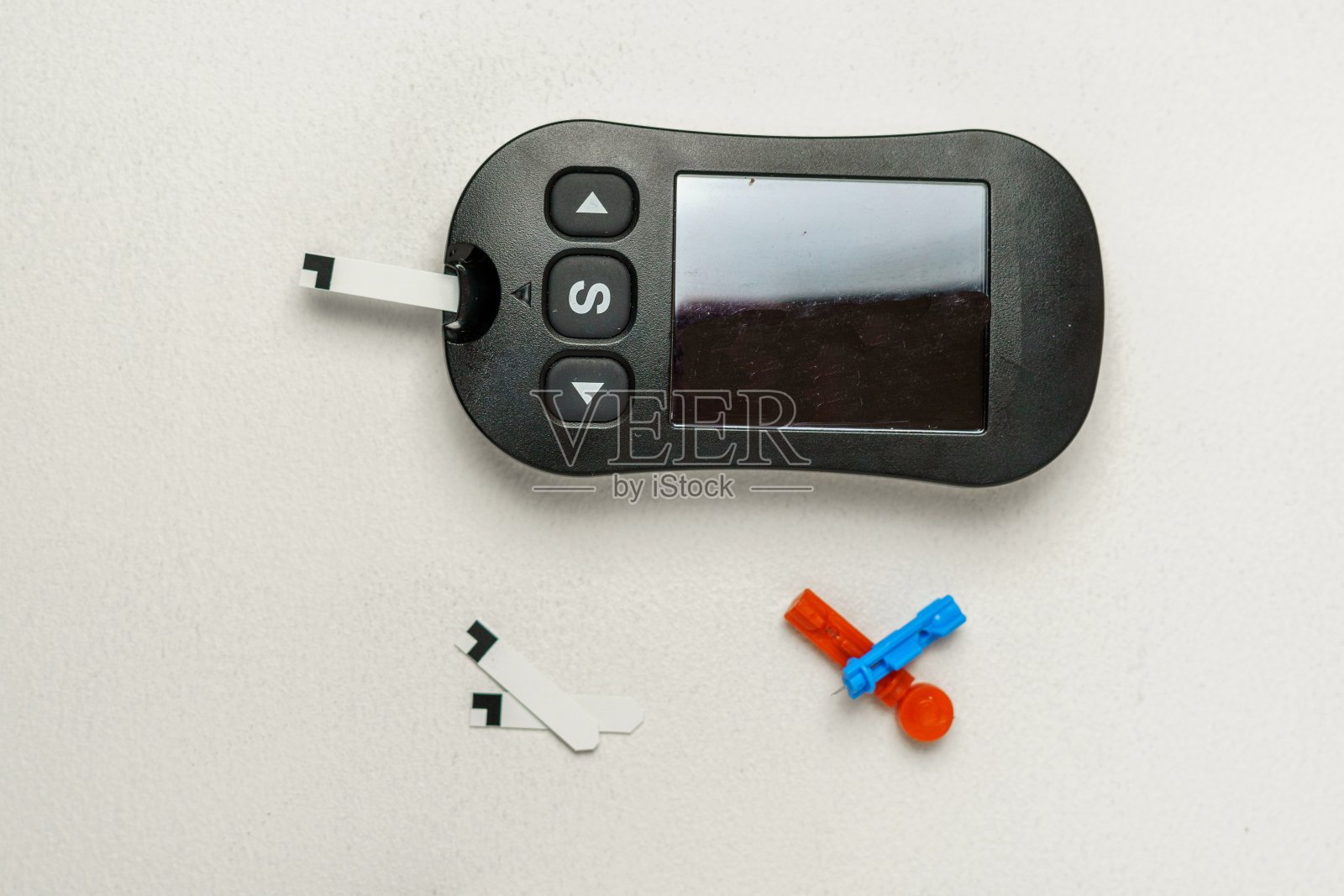 糖尿病治疗套件与数字血糖仪，长矛，长矛装置在白色背景照片摄影图片