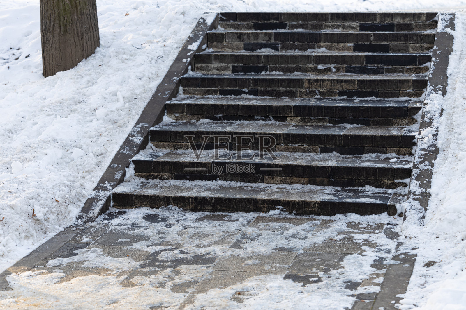 街上的脚步被冰覆盖。照片摄影图片