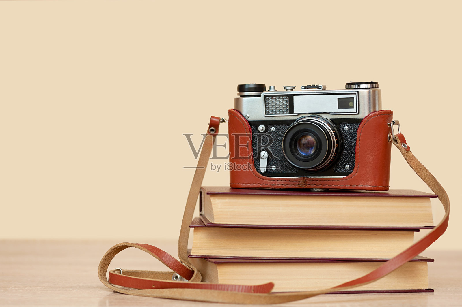 老式相机放在一堆书上。摄影的概念。照片摄影图片