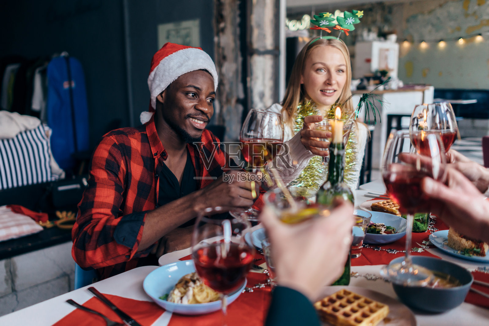 朋友们在庆祝圣诞节或新年前夜。照片摄影图片