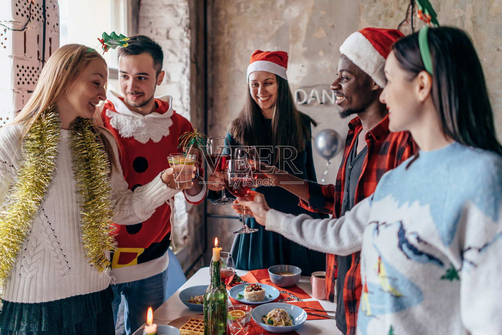 朋友们在庆祝圣诞节或新年前夜。照片摄影图片
