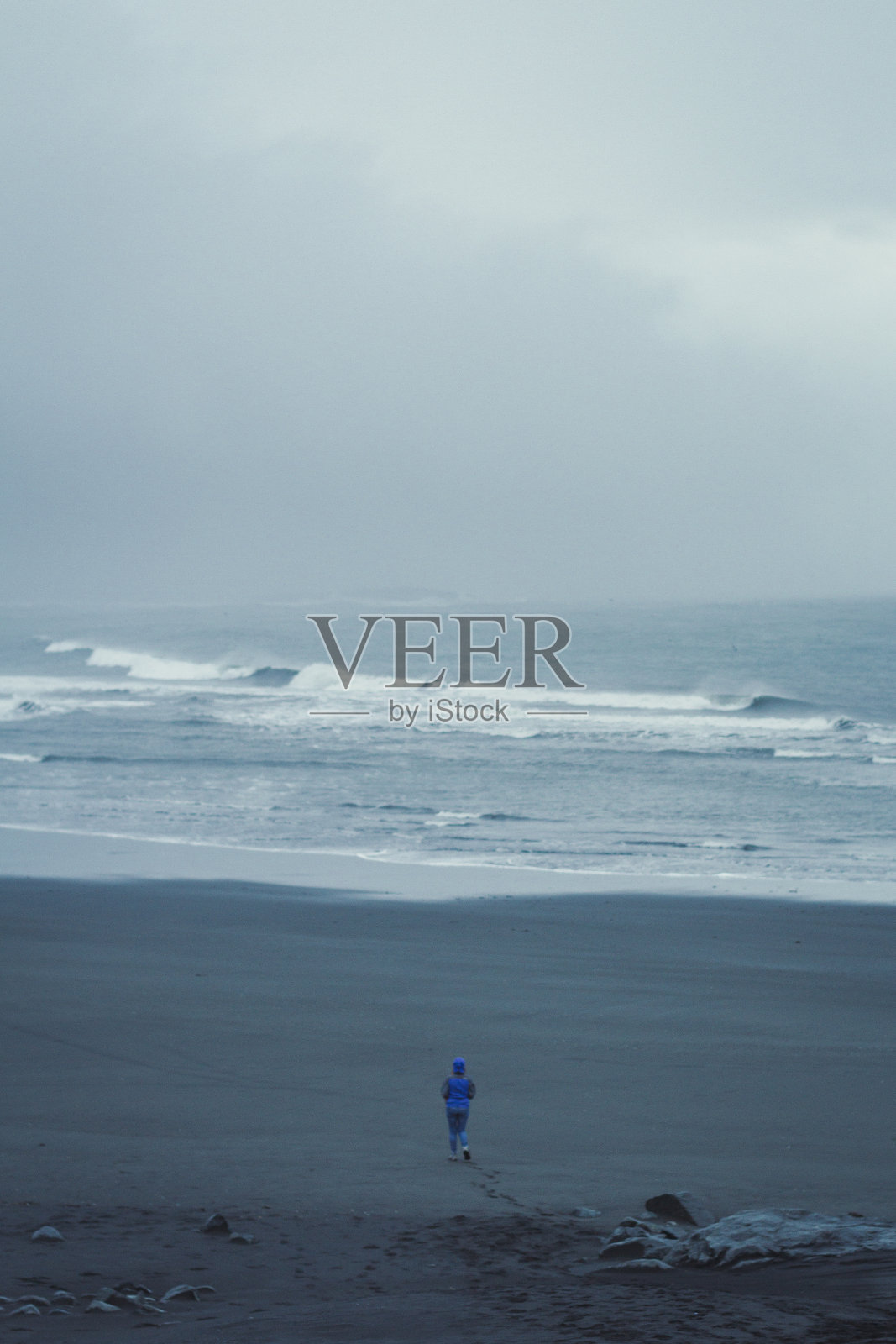 女子走在黑色海滩风景照片照片摄影图片