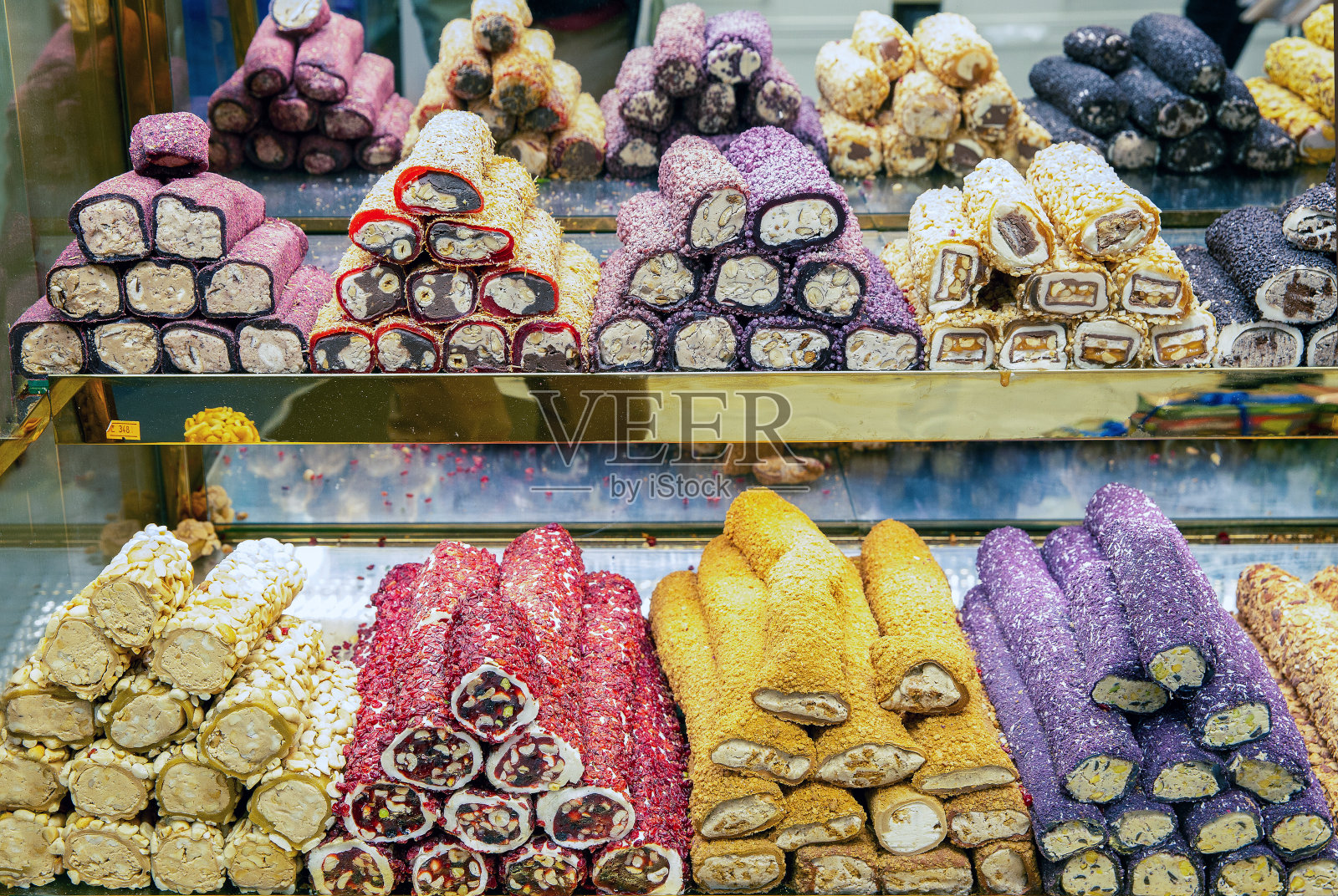 Rahat Lokum(土耳其美食)，加糖和不同颜色的坚果照片摄影图片