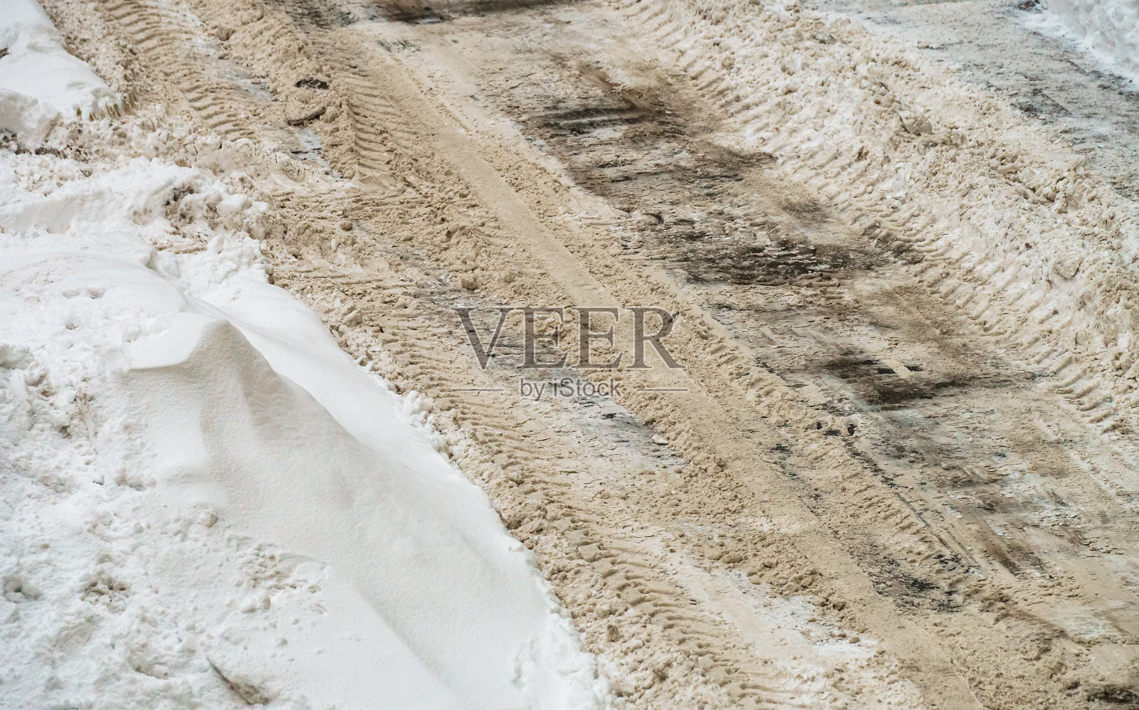 雪后肮脏无法通行的道路。照片摄影图片