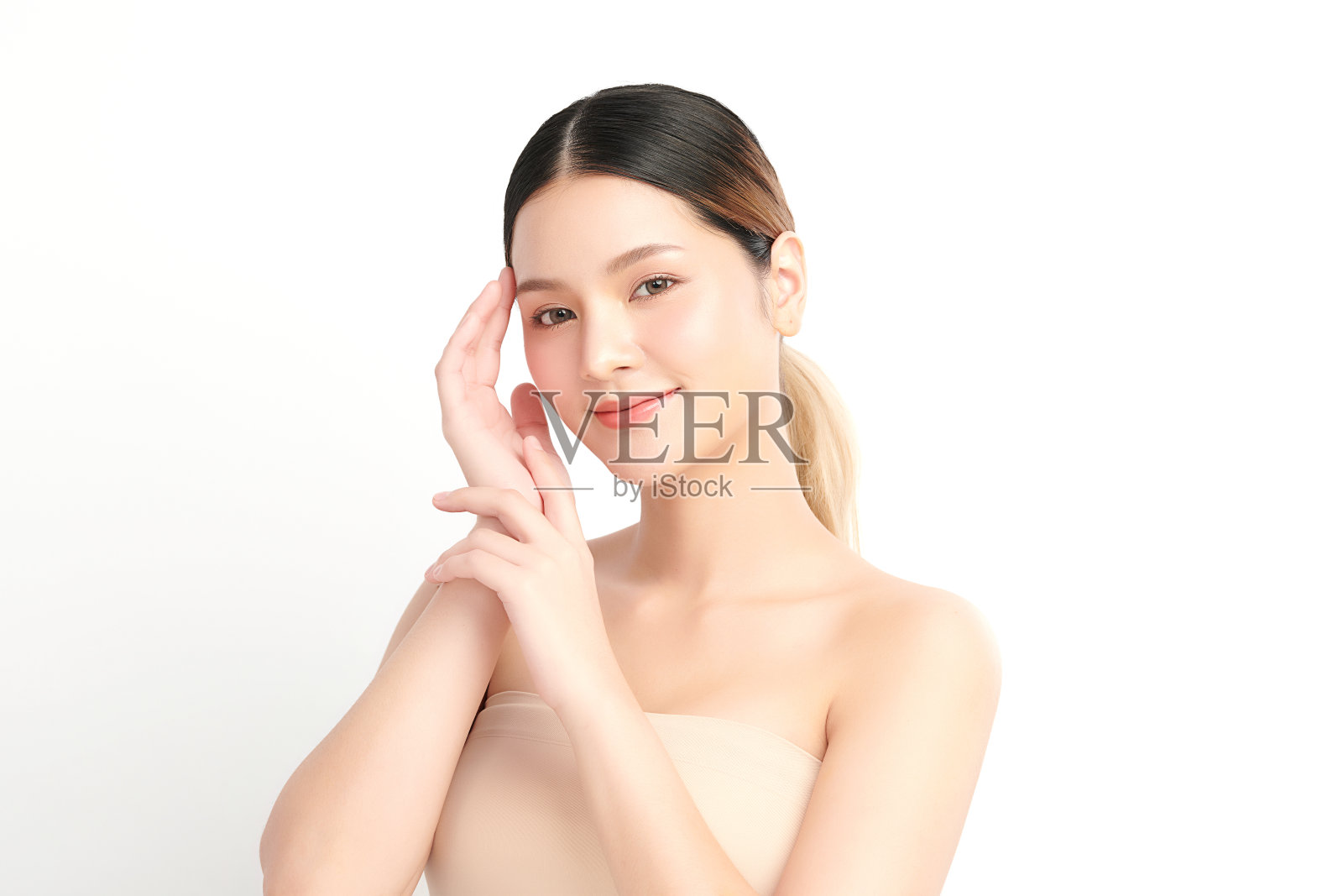 美丽年轻的亚洲女性与清洁新鲜的皮肤在白色的背景，面部护理，面部治疗，美容，美容和水疗，亚洲女性肖像。照片摄影图片