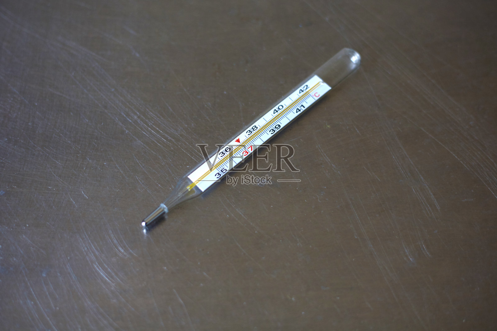 医用温度计放在操作台上照片摄影图片