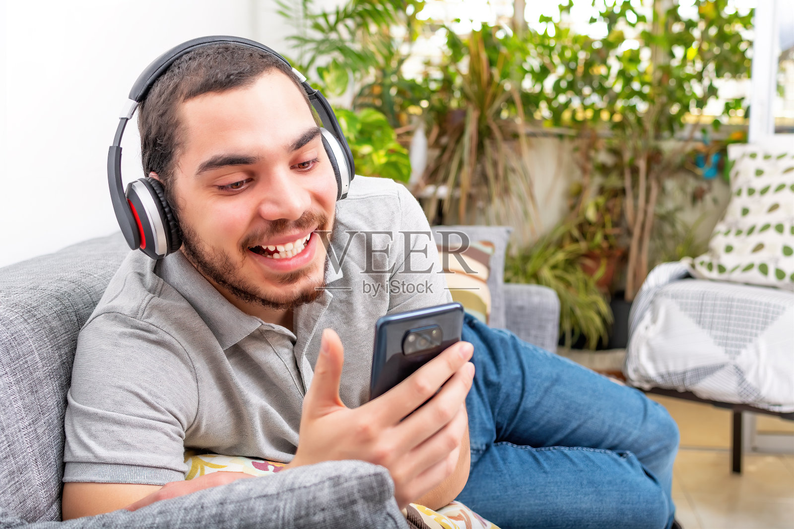 快乐的男人享受自由周末，独自在家放松照片摄影图片