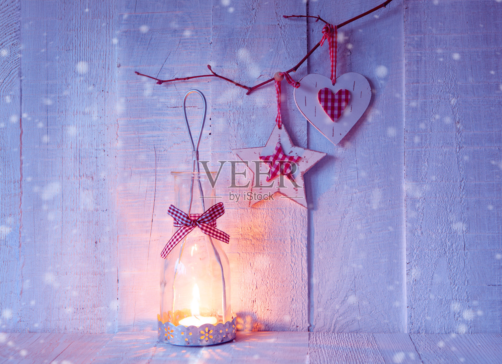 圣诞装饰品和烛台在晚上的木墙的背景。照片摄影图片