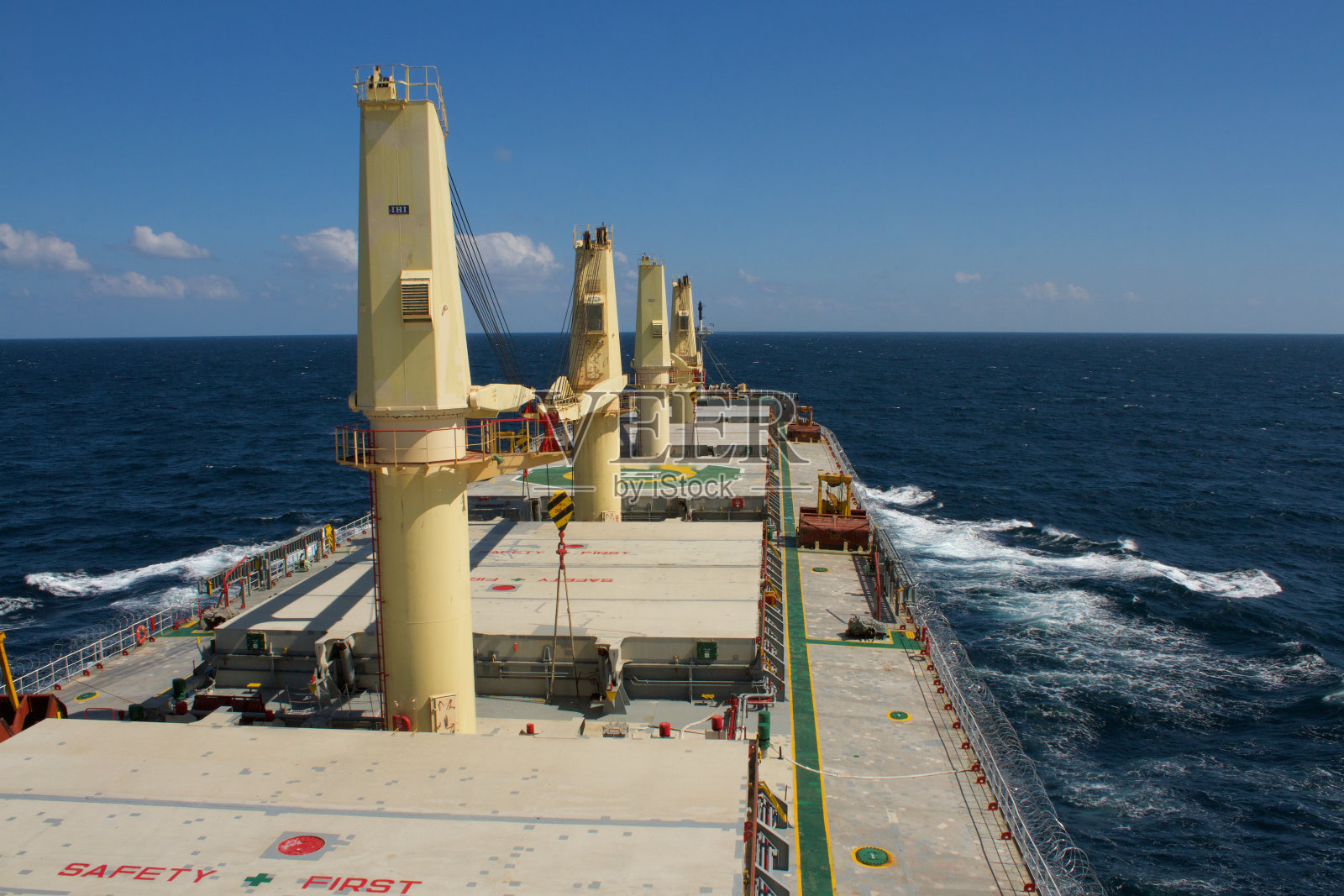 一艘在恶劣天气中航行的商船照片摄影图片