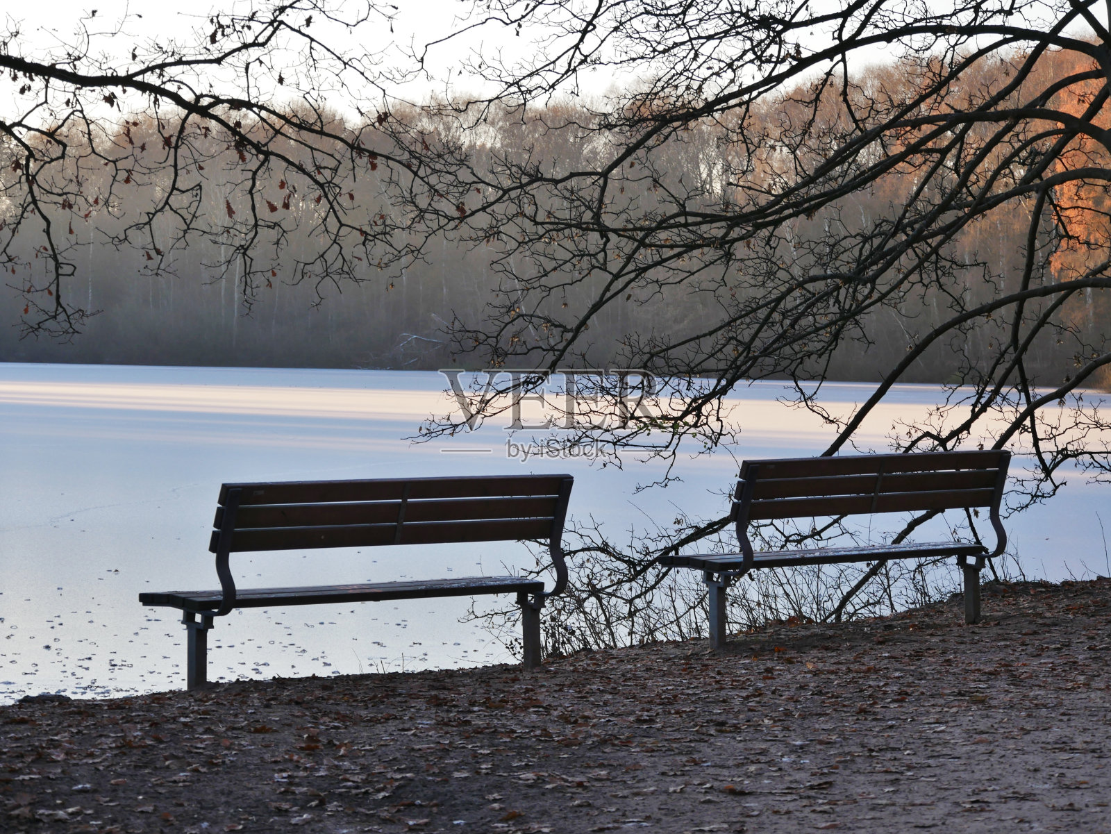 冰湖上的长椅照片摄影图片