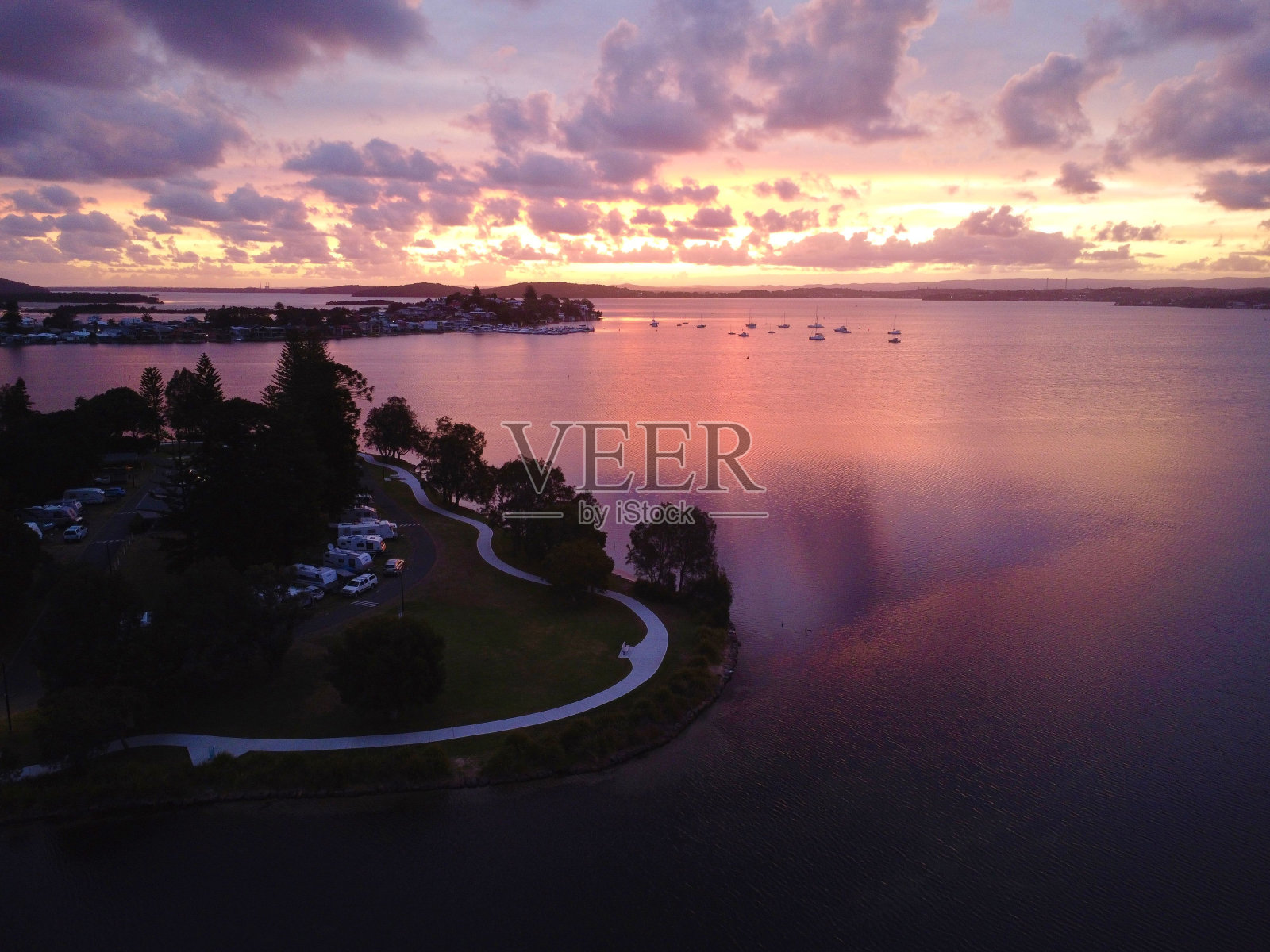 风景优美的海岸线，在日落的天空下有一条公路照片摄影图片