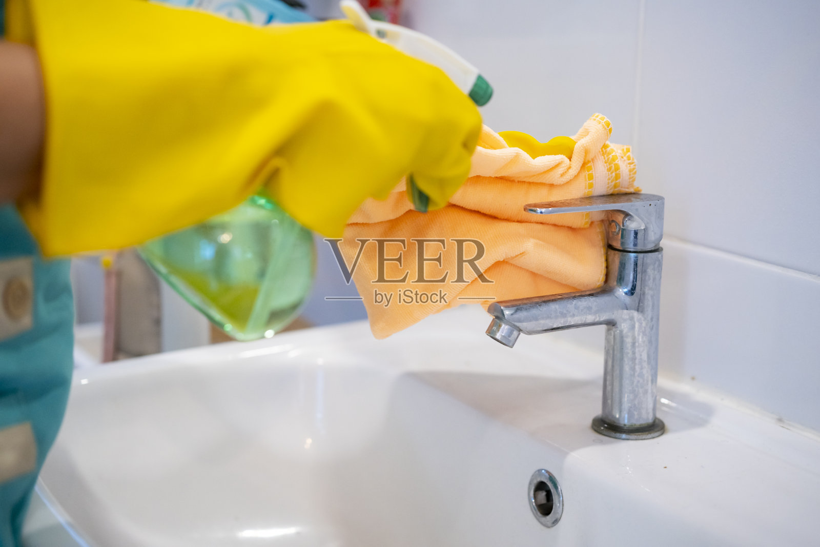 部分妇女在家清洁消火栓照片摄影图片