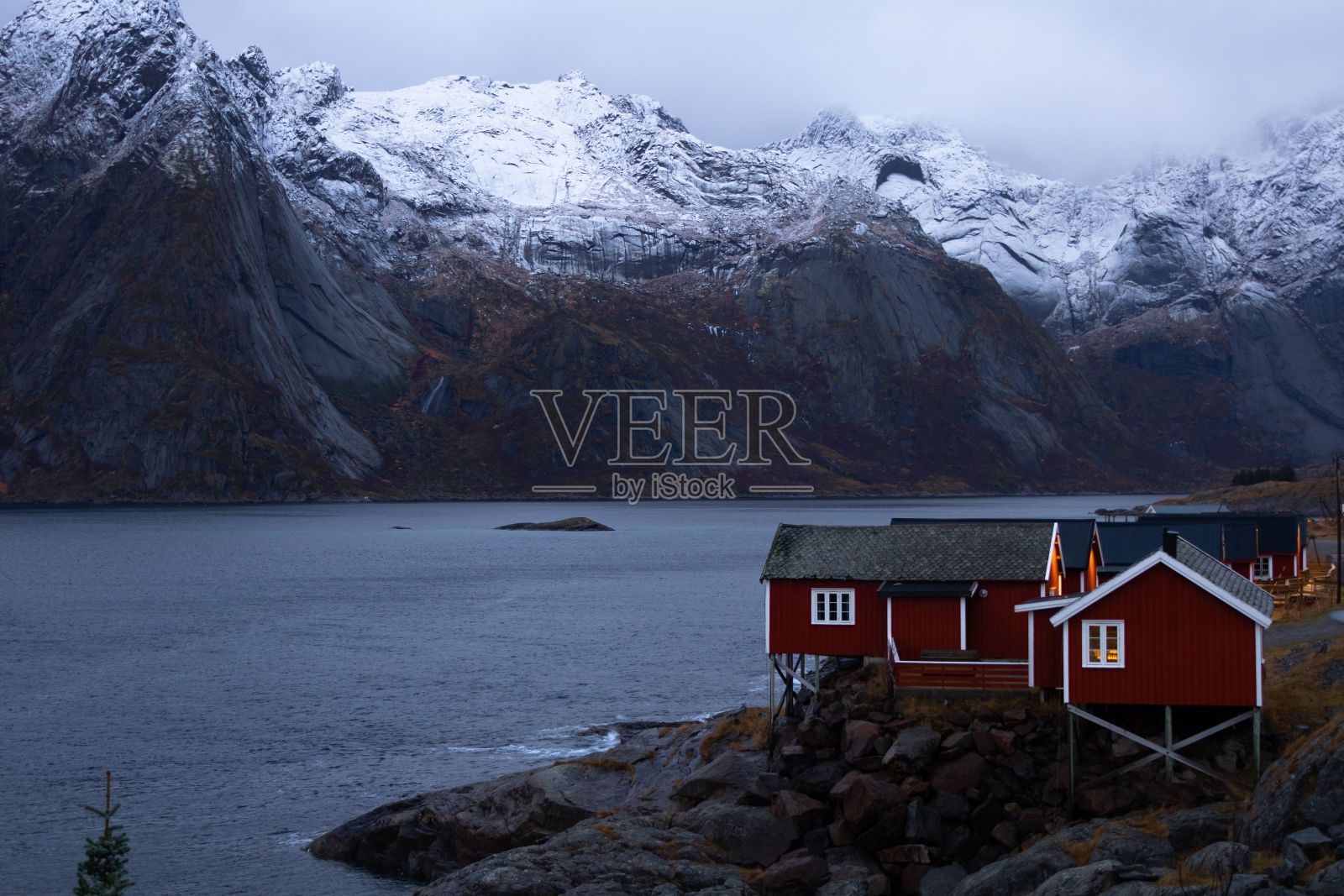 挪威博多市冬季沿岸的红房子。照片摄影图片
