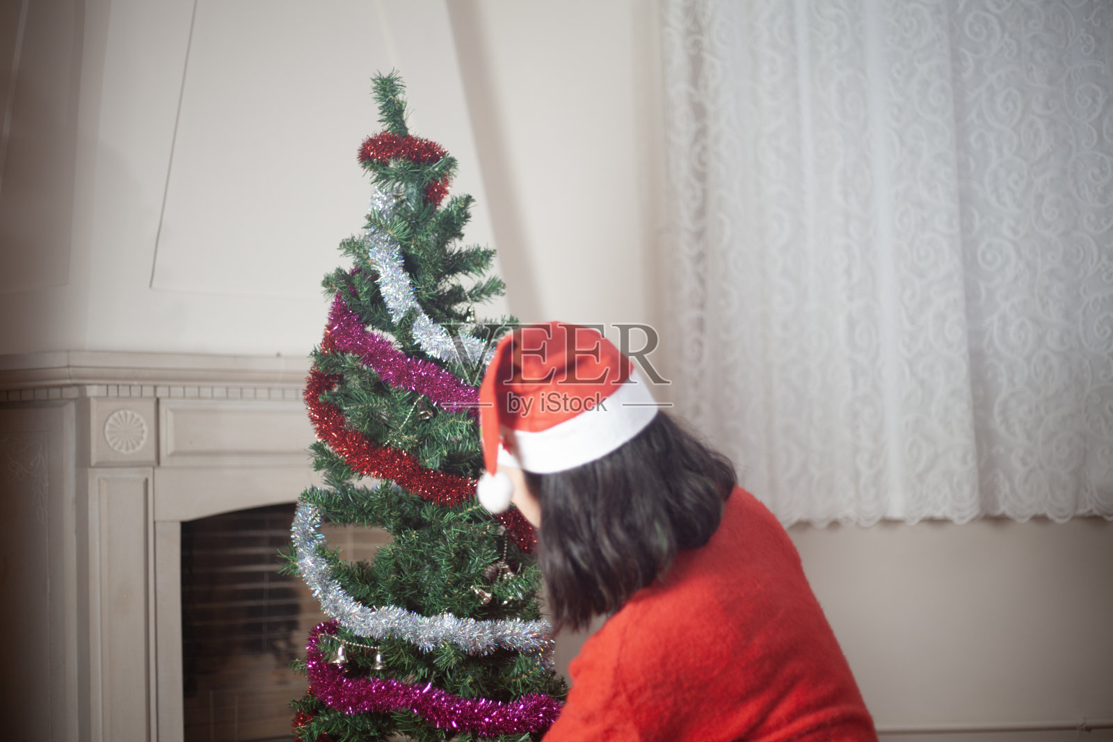 年轻女子装饰新年树照片摄影图片
