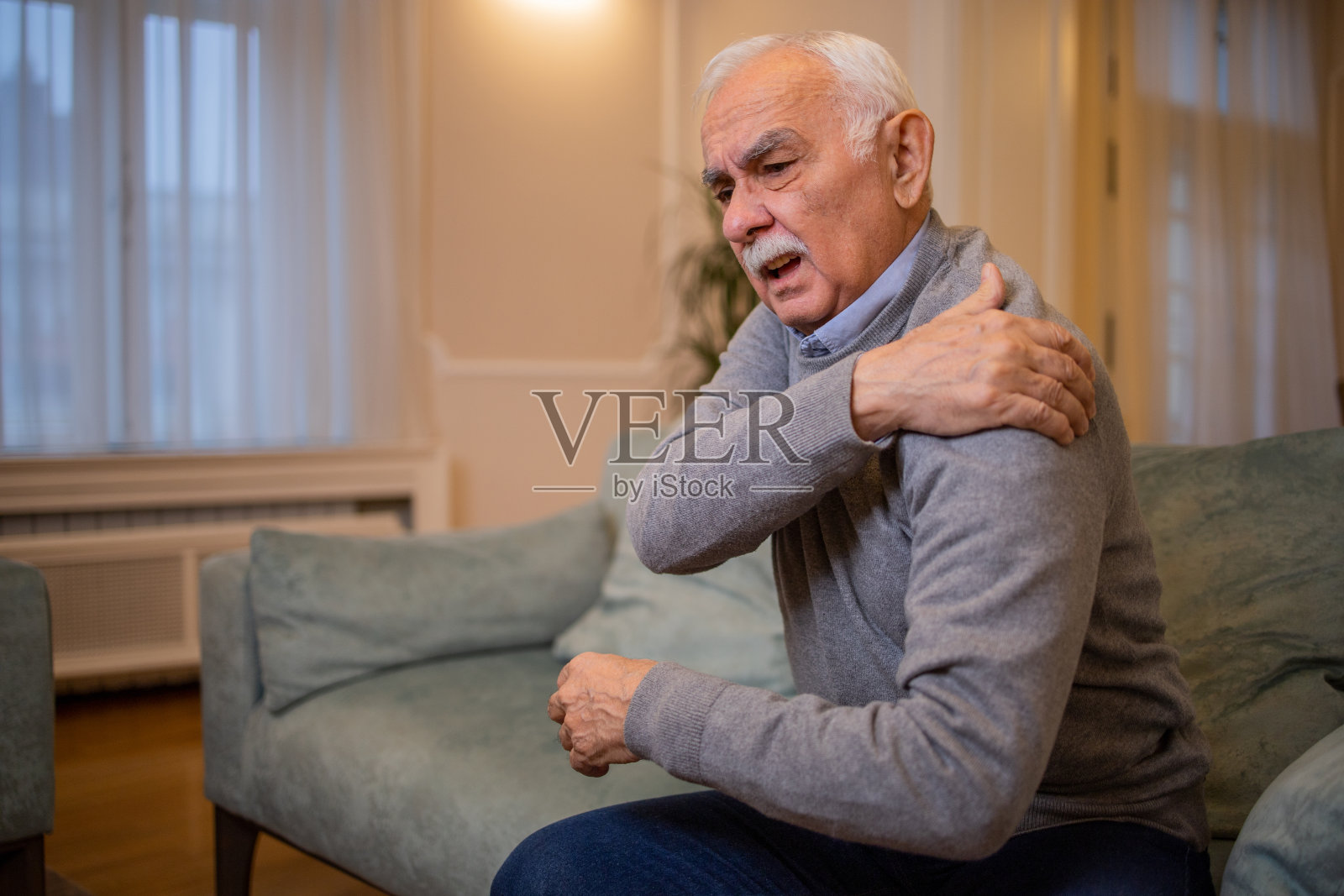 痛苦的老人照片摄影图片