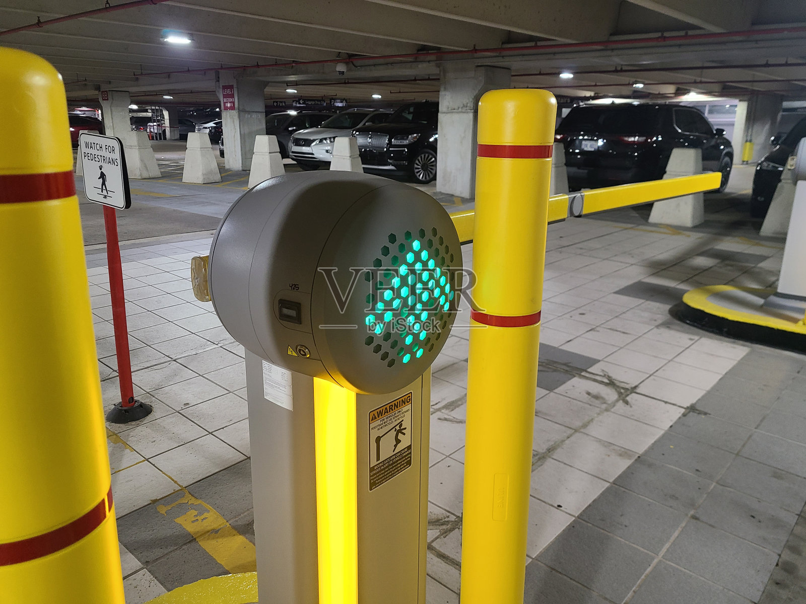 黄色的停车门带绿色箭头照片摄影图片