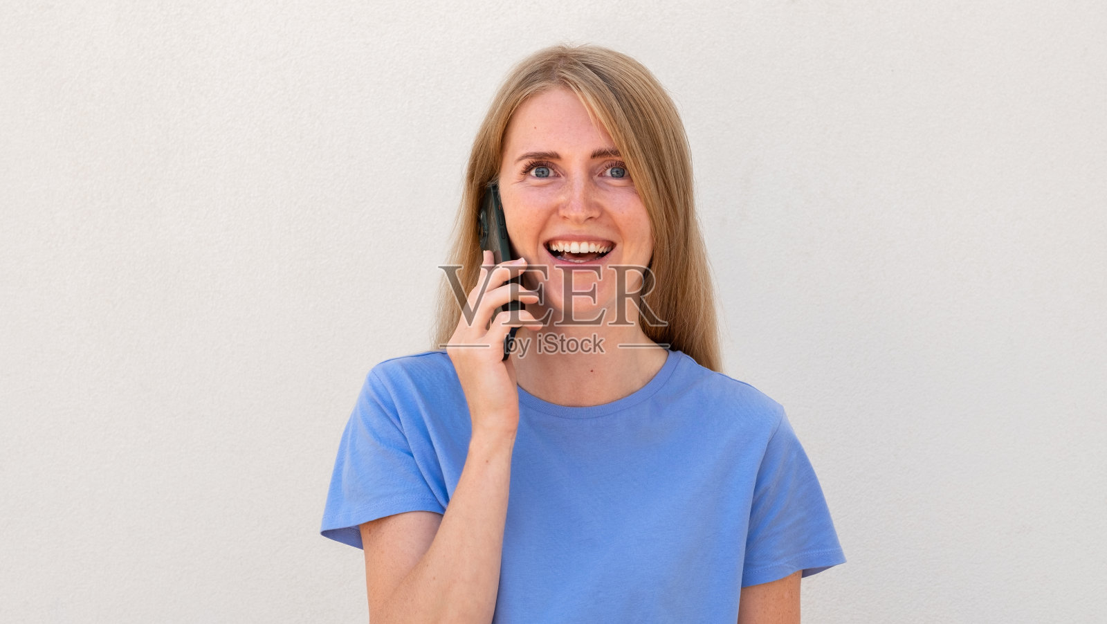 惊奇的年轻女子打电话照片摄影图片